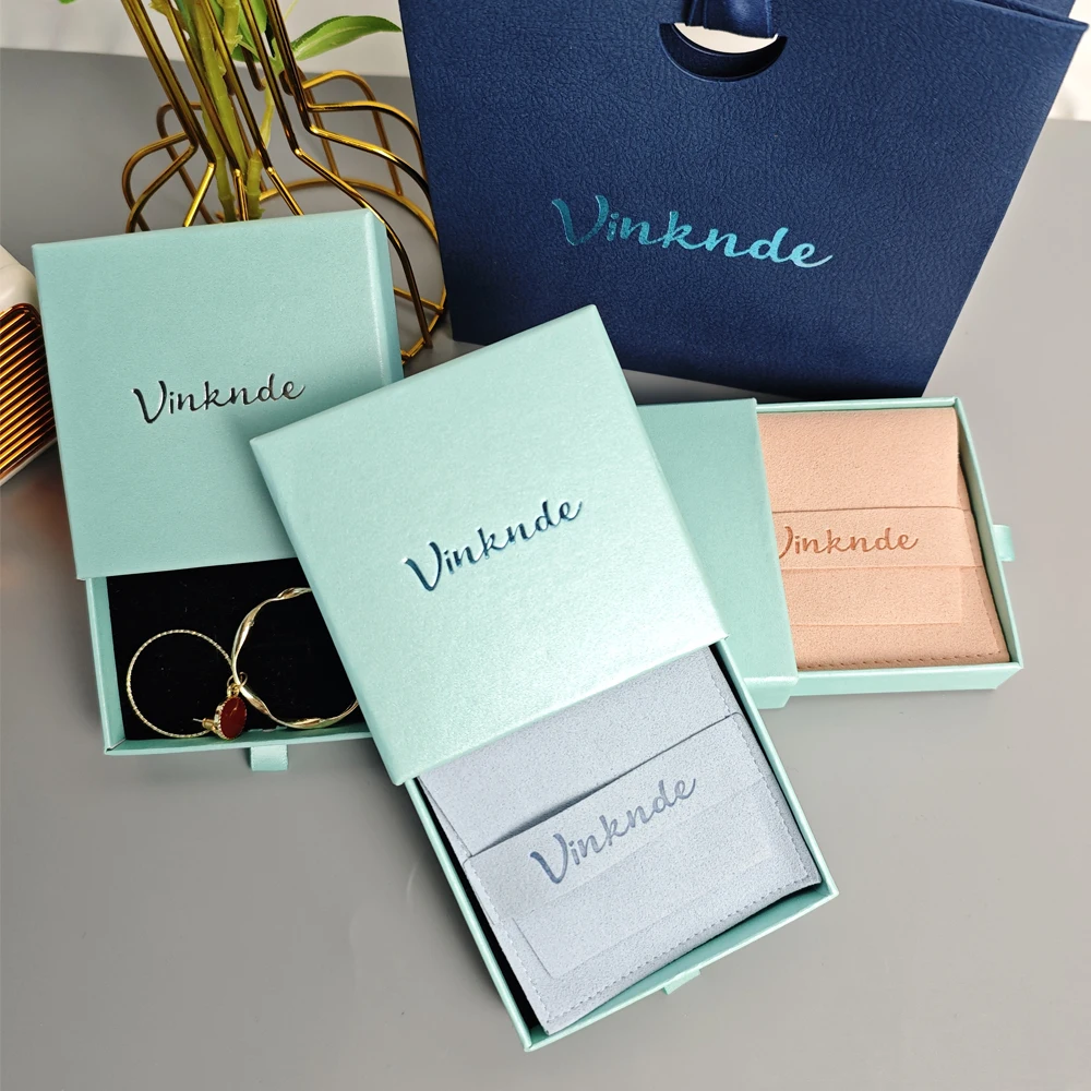 

Пользовательский логотип 9x9x2,5 см, ящик для драгоценностей, шкатулка для драгоценностей 8x8 см, замшевая микрофибра, подарочные пакеты для ювелирных изделий, серьги, кольца, упаковка, органайзер, коробки, сумки