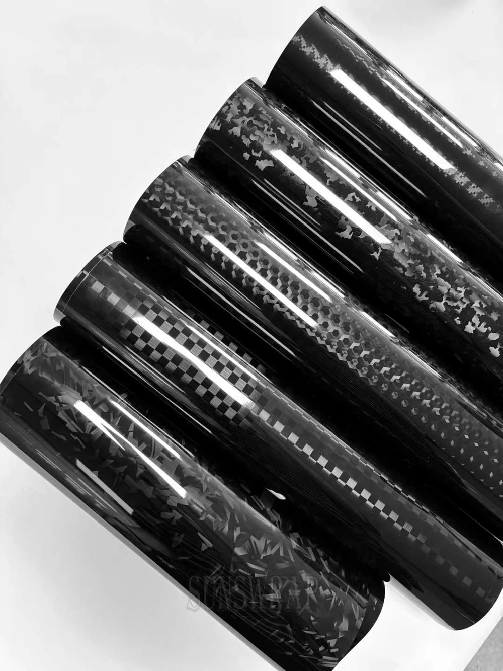 

Черная текстура виниловой пленки из углеродного волокна серии Nano TPF для обшивки кузова автомобиля и внутренней отделки легко наносится и снимается 1,52x18 м