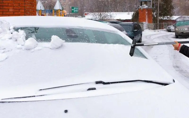 Eiskra tzer Schnee bürste Auto Schnees chrott Auto Windschutz scheibe Fenster Schnee reinigung Kratz werkzeug für Auto Windschutz scheibe Türen Weihnachten