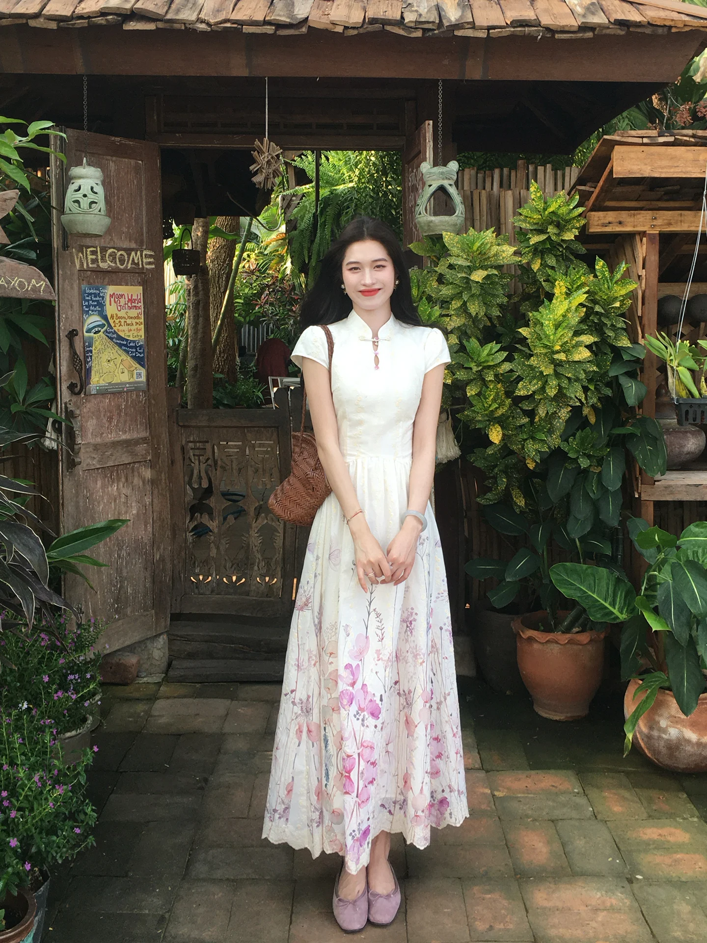 

Длинное платье-ципао с вышивкой и широким подолом, короткий рукав, женское, модное, в стиле ретро, с цветочным узором, для повседневной носки, весенний сезон