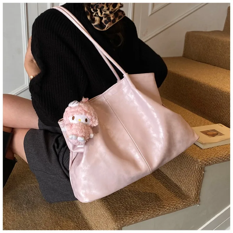 

Вместительная однотонная повседневная сумка через плечо из мягкой кожи, минималистичный дизайн, легкая женская сумка для поездок на работу 2026