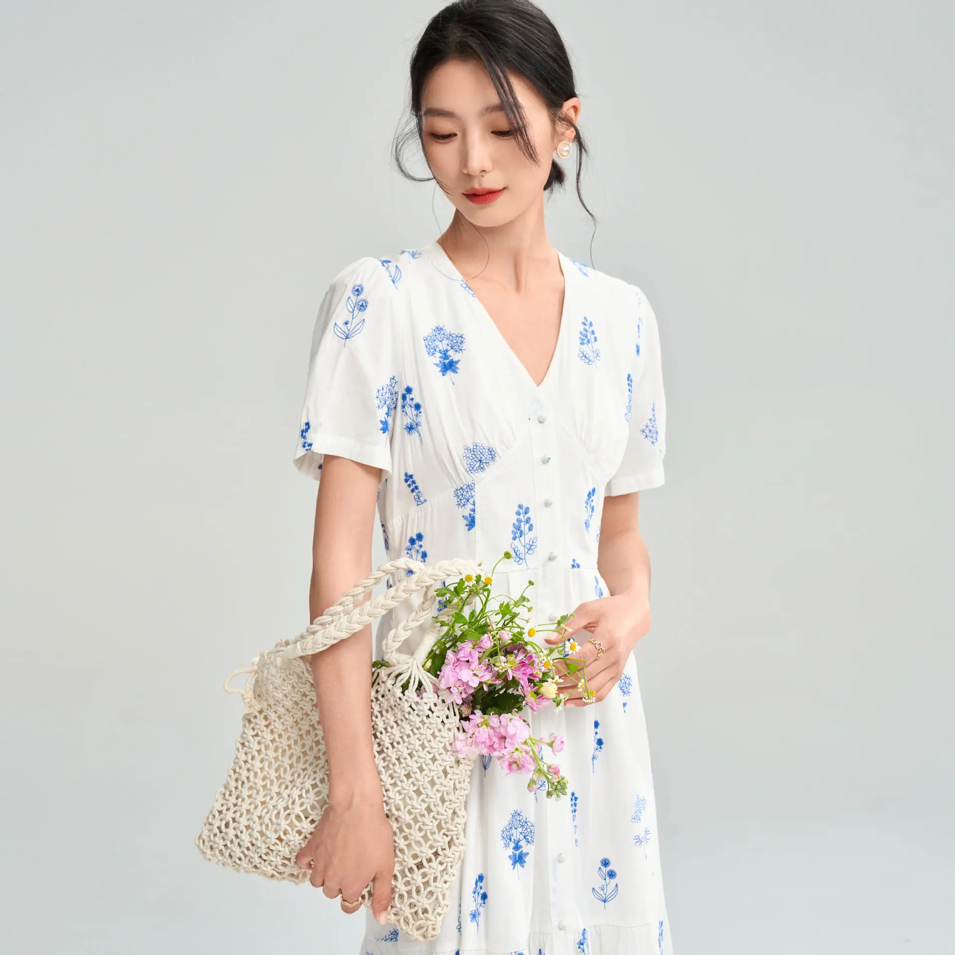 2025 Summer Embroidered Flower Pure Cotton French Minimalist V-neck Waist for Skinny Appearance Floral Dress