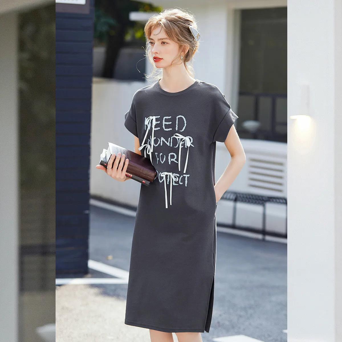 LOUIS YAO 2025 الصيف مستقيم فضفاض سبليت تي شيرت تنورة عادية موضة الجولة الرقبة المطبوعة القوس فستان طويل