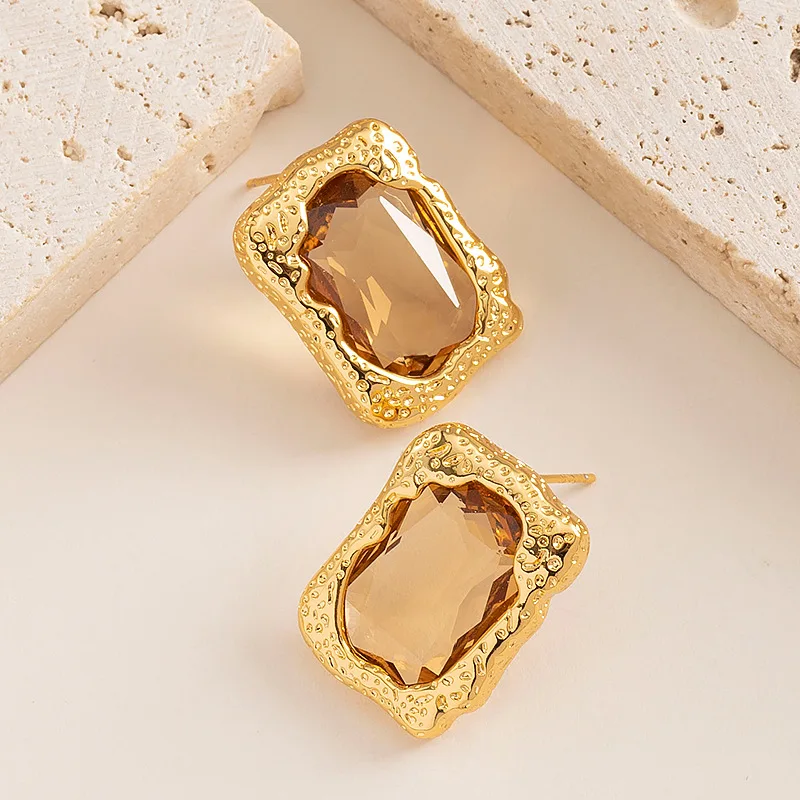 

Elegant and exquisite Maillard brown glass crystal stud earrings, light luxury, fashionable and high-end commuting earrings