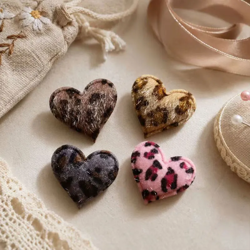 80 Stück Leopardenmuster-Haaraccessoires in Herzform, 3,2 x 3,4 cm, Haarspangen, Haarnadeln, Schleifen, Dekorationen für Kleidung und Accessoires. – Detail 2