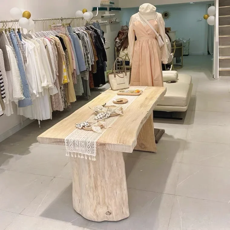 Mesa de troncos nórdica, tienda de ropa, joyería, zapatos y bolsos se exponen en la mesa de agua Nakajima, mesa larga, madera maciza.
