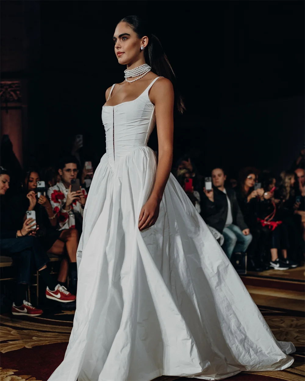 ชุดแต่งงานแบบสายเดี่ยวสีขาวสั่งตัดจากโตเกียว แขนกุด ซิปหลัง ทรงเอไลน์ พร้อมชายกระโปรงยาวแบบคอร์ทเทรน ปี 2025