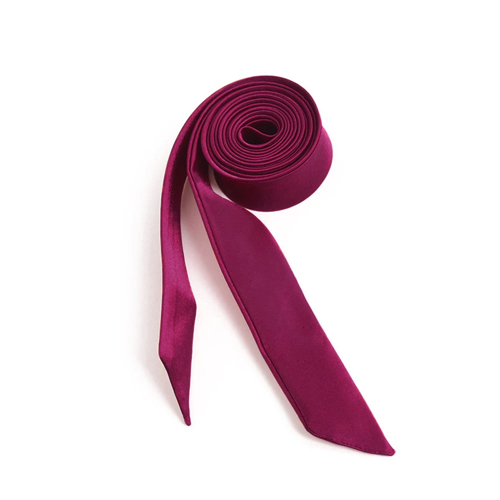 

Винтажный аксессуар для школьниц: атласный галстук-бабочка с кисточками и узлом