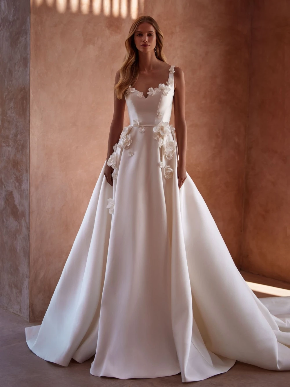 السباغيتي الأشرطة الأزهار يزين ثوب الزفاف زائد حجم العروس مخصصة الحديثة أنيقة الساتان ألف خط قطار المحكمة فستان الزفاف