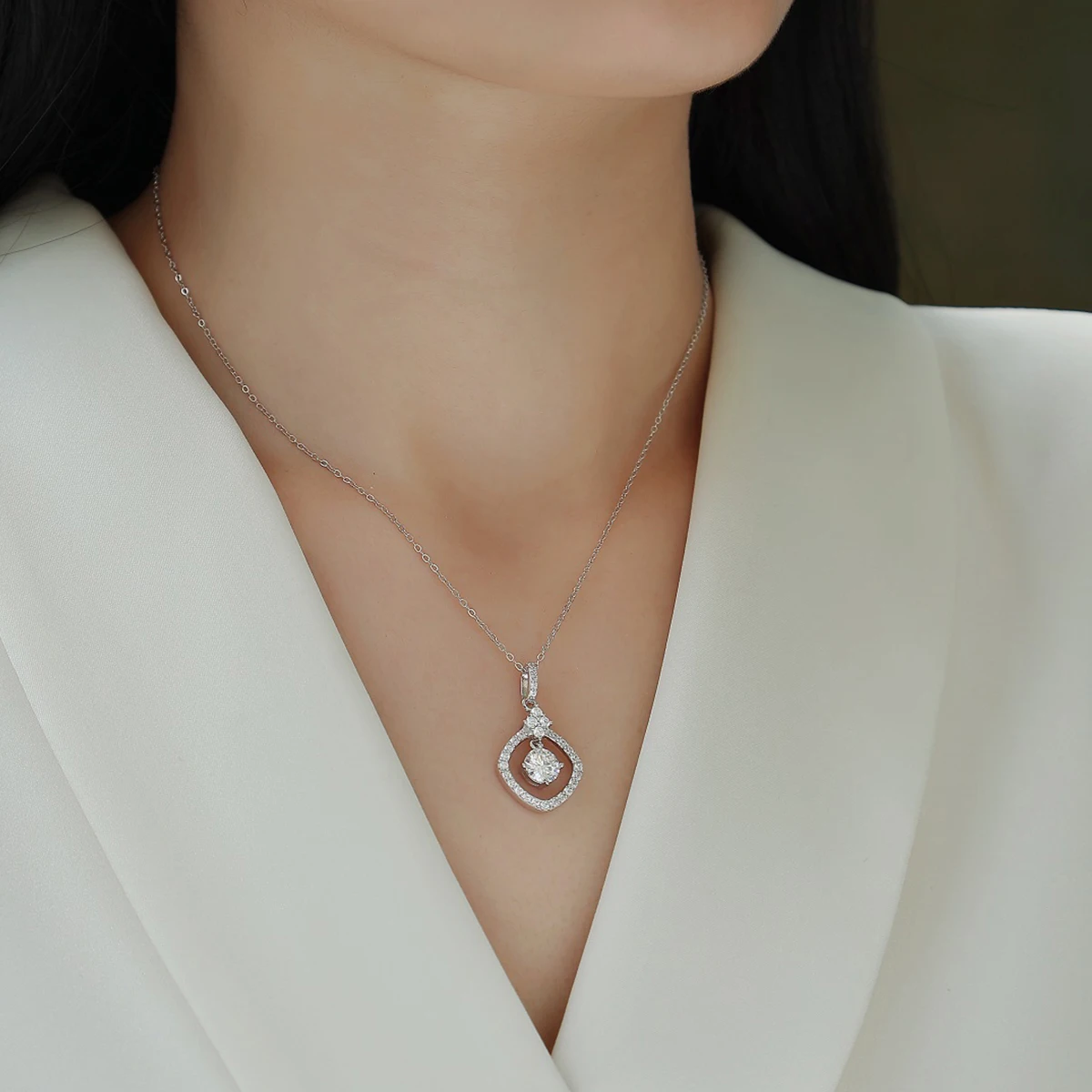 

1.0ct S925 Silver Plated 18K White Gold Moissanite Square Hanging Necklace For Women Gift