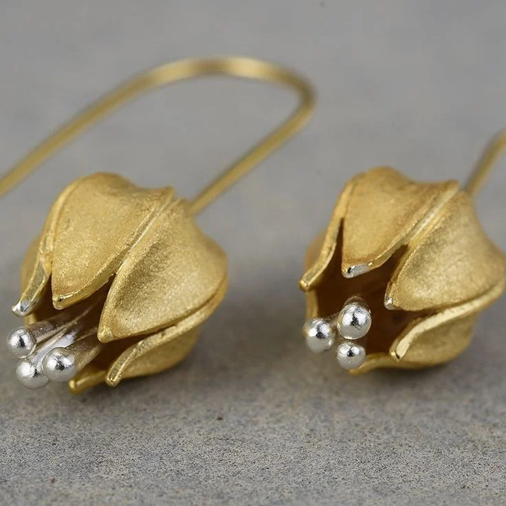 Elegant Two-Color Flower-Shaped Copper Jewelry Pendant Earrings for Ladies, Suitable for Daily Wear and Formal Events.