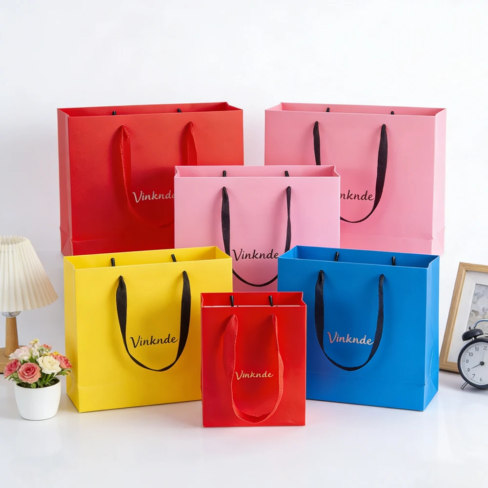 Venta al por mayor de ropa y joyería de lujo, bolsas de compras de regalo, bolsas de mano de papel Kraft rojo y blanco, diseño de logotipo personalizado para promoción al por menor