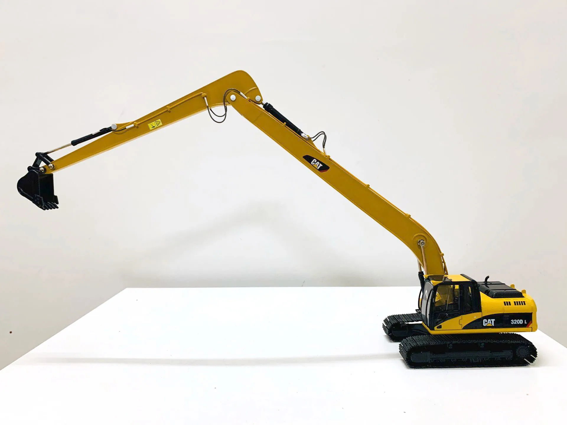 320D Long Reach Excavator Yellow 1:50 Scale Die-Cast Metal Model Engineering Vehicles