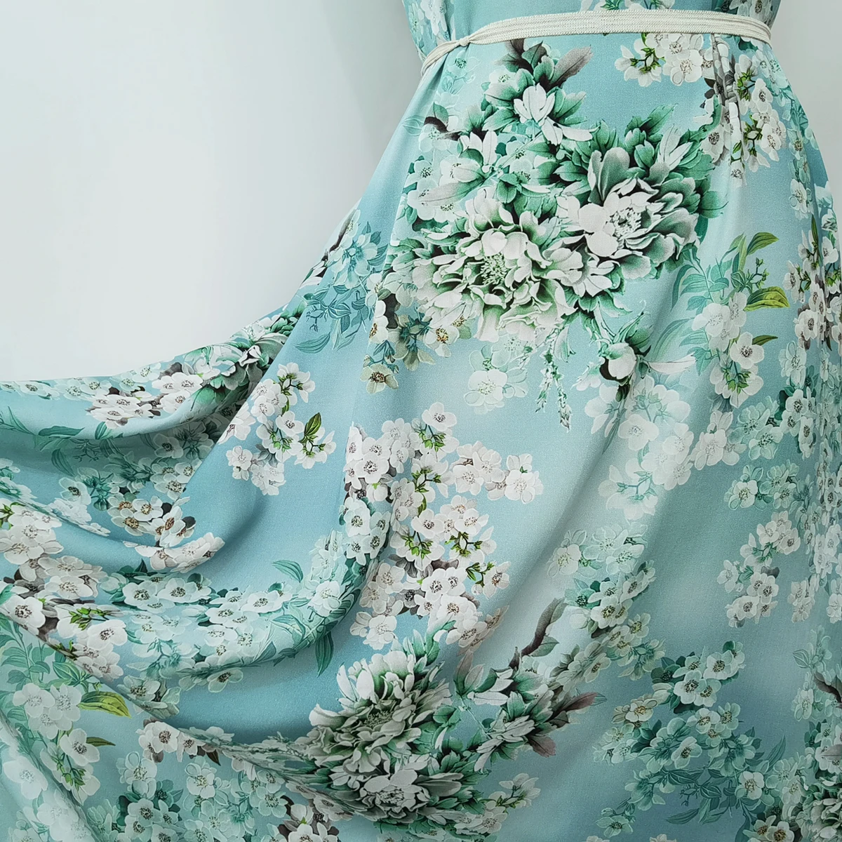 1 meter X 1.4 meter Romantic Floral Fabric Soft Rayon Viscose Material For Gown