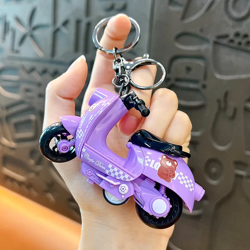 漫画クマバイクおもちゃキーホルダーペンダントクリエイティブかわいいシミュレーションバイクプルバック車のおもちゃ学生おもちゃバッグペンダントギフト