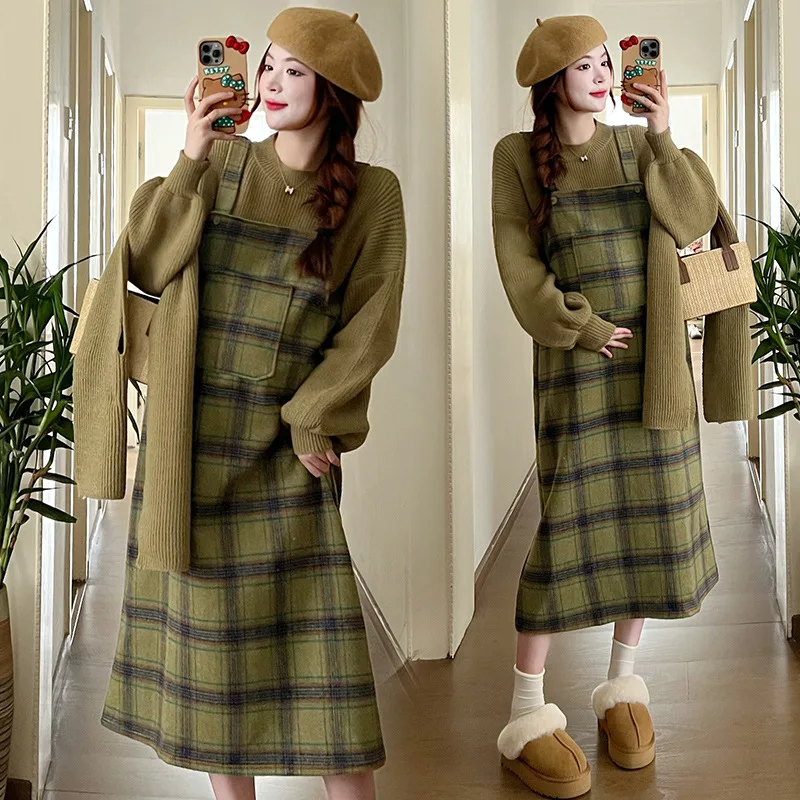 Pregnant Women's Suits Are Fashionable and Loose Sweaters with Scarves Pregnant Women's Woolen Plaid Strap Skirts.
