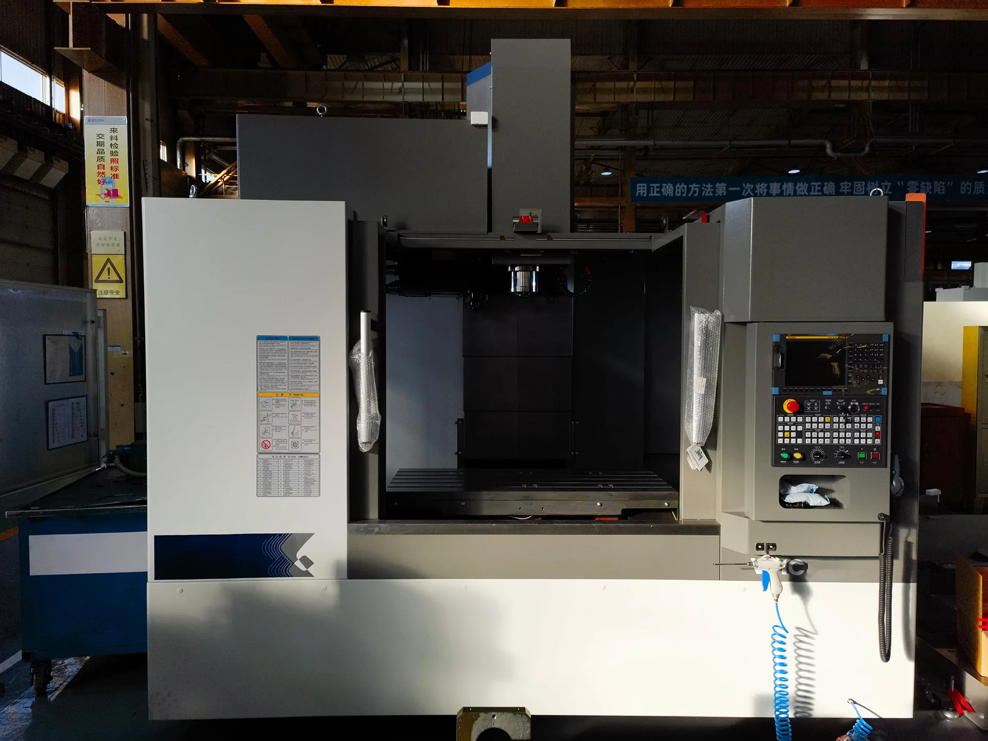 YJMT VMC1000Q Spindle Taper BT40 Milg Hines Number Oxes 5/4/3 CNC Vertical Hining Center Cnc Hine Dealer