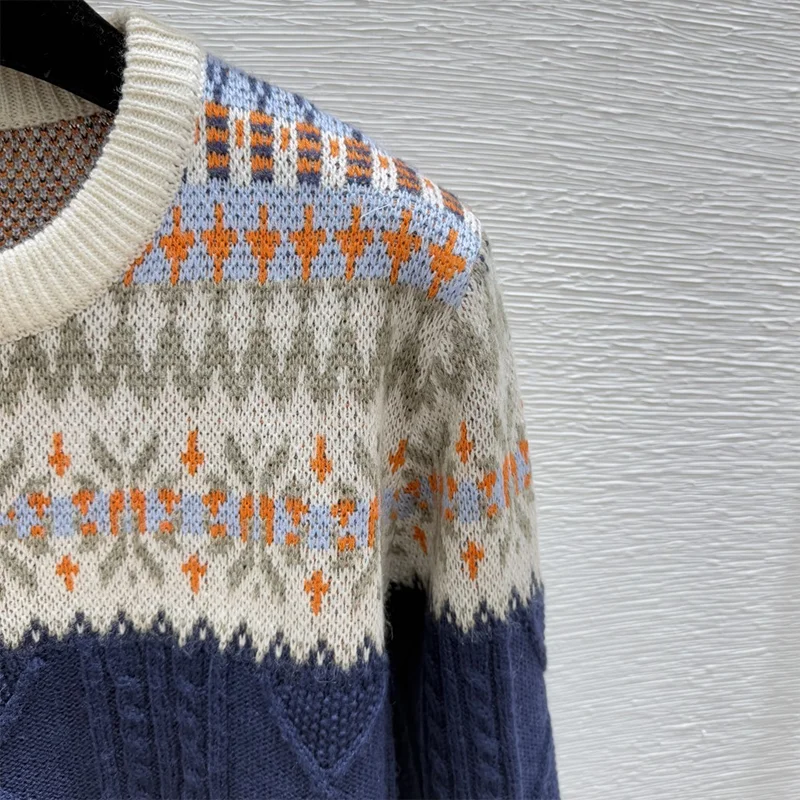 เสื้อสเวตเตอร์ผู้หญิงดีไซน์ลายแจ็คการ์ดคุณภาพสูงจาก Fel Island พร้อมโลโก้ปักและเนื้อผ้านุ่มแบบสวมหัว รุ่น 251028146