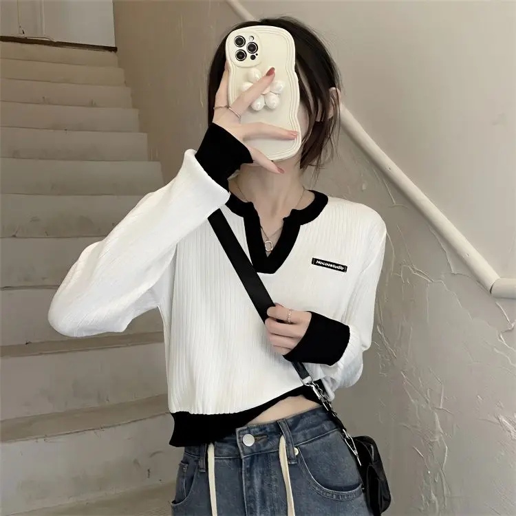 

Sweater Jacket with Short Waist for Women in Spring and Autumn 2024 New V-neck Contrast Shoulder Long Sleeve T-shirt