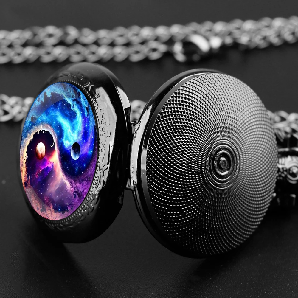ساعة جيب كوارتز سوداء على شكل قبة زجاجية من Yin Yang Planet مع قرص أرقام عربية وسلسلة متينة هدية كلاسيكية للرجال والنساء