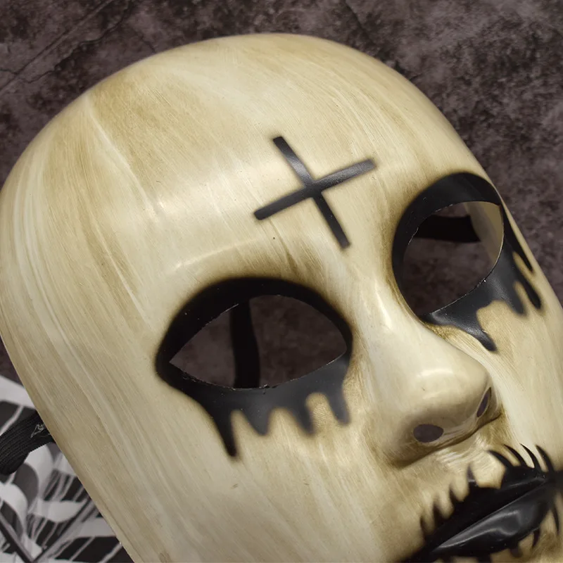 يخطط البشر بشكل واضح لأقنعة الهالوين المتقاطعة من الذكور والإناث