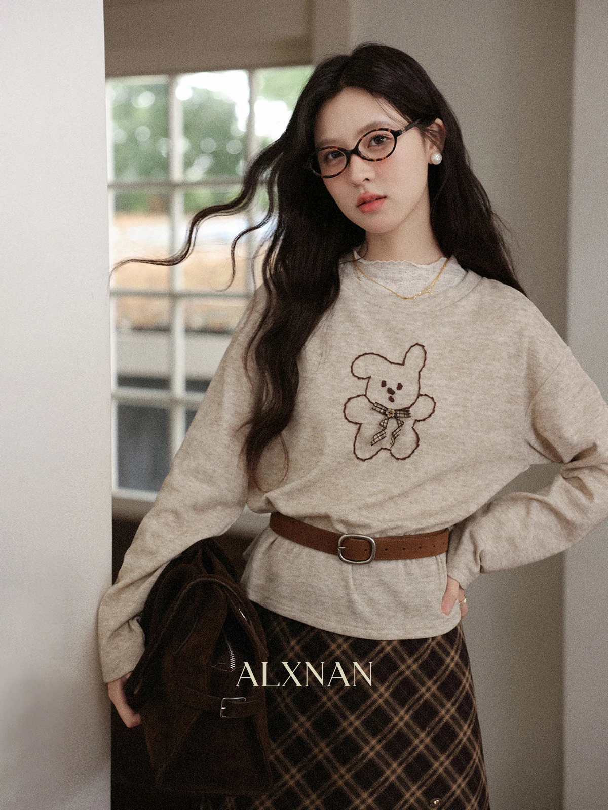 

ALXNAN Apricot Women's T-shirt Autumn New Round Neck Bear Pattern Long Sleeve Tees 2025 Loose-fit Casual Tops Female L57131