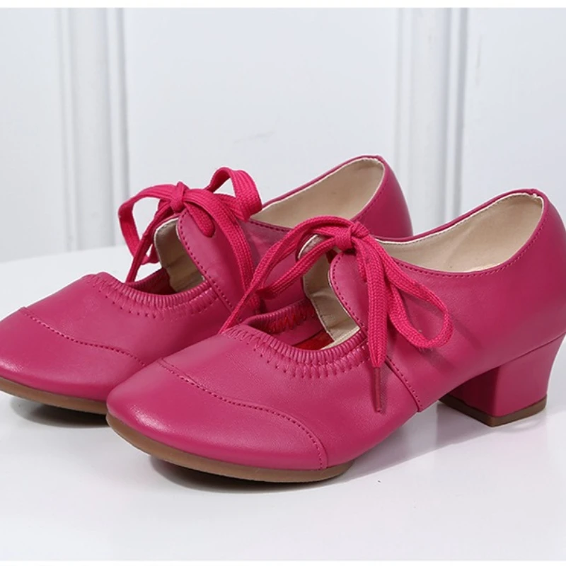 コンテンポラリーダンス用のローカットソフトソールレディースダンスシューズ。浅いつま先デザイン。