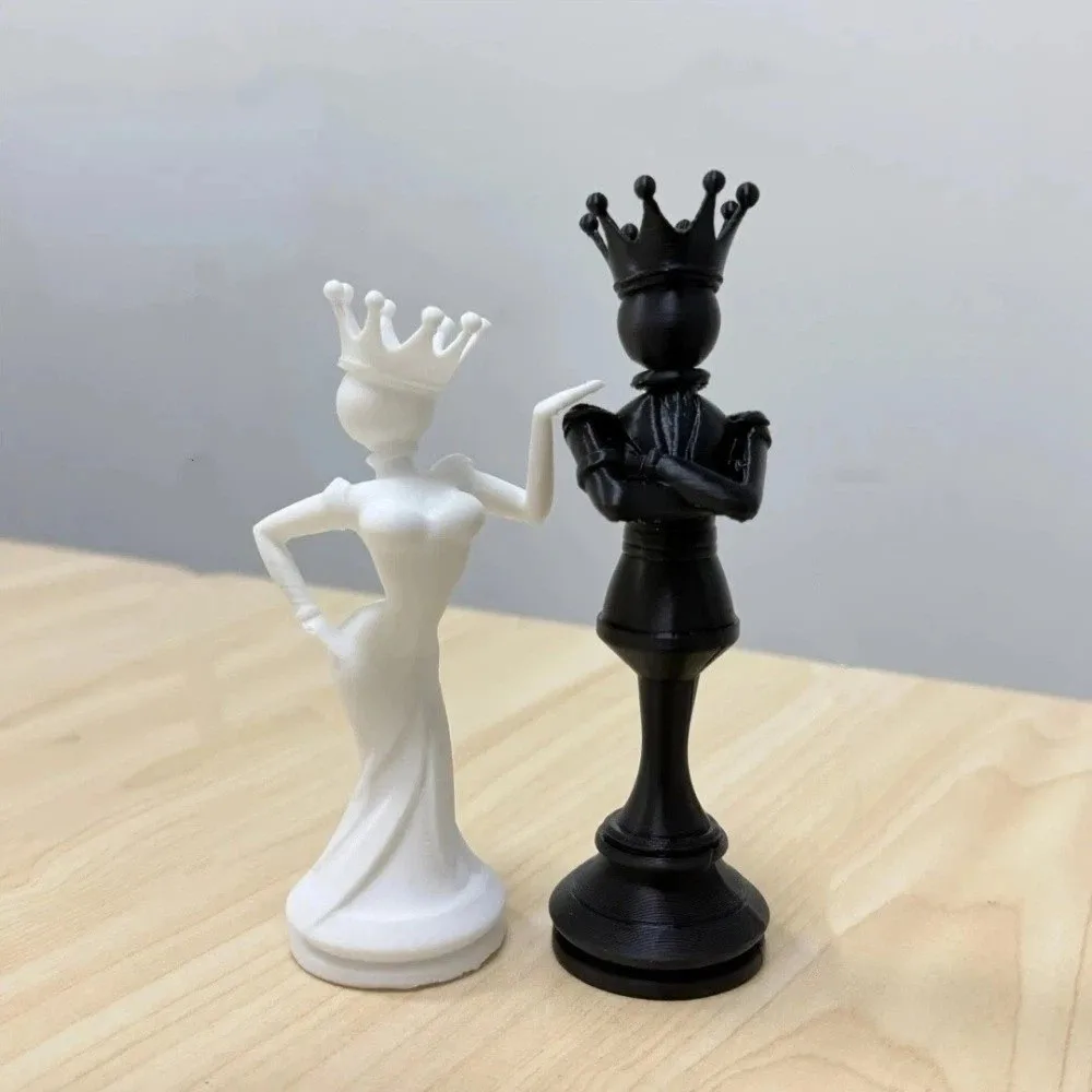 2pcs Funny 3D Printed Chess Couple Statues Creative Decoration Desktop Ornaments Sculpture Queen King Statue Chess Enthusiasts