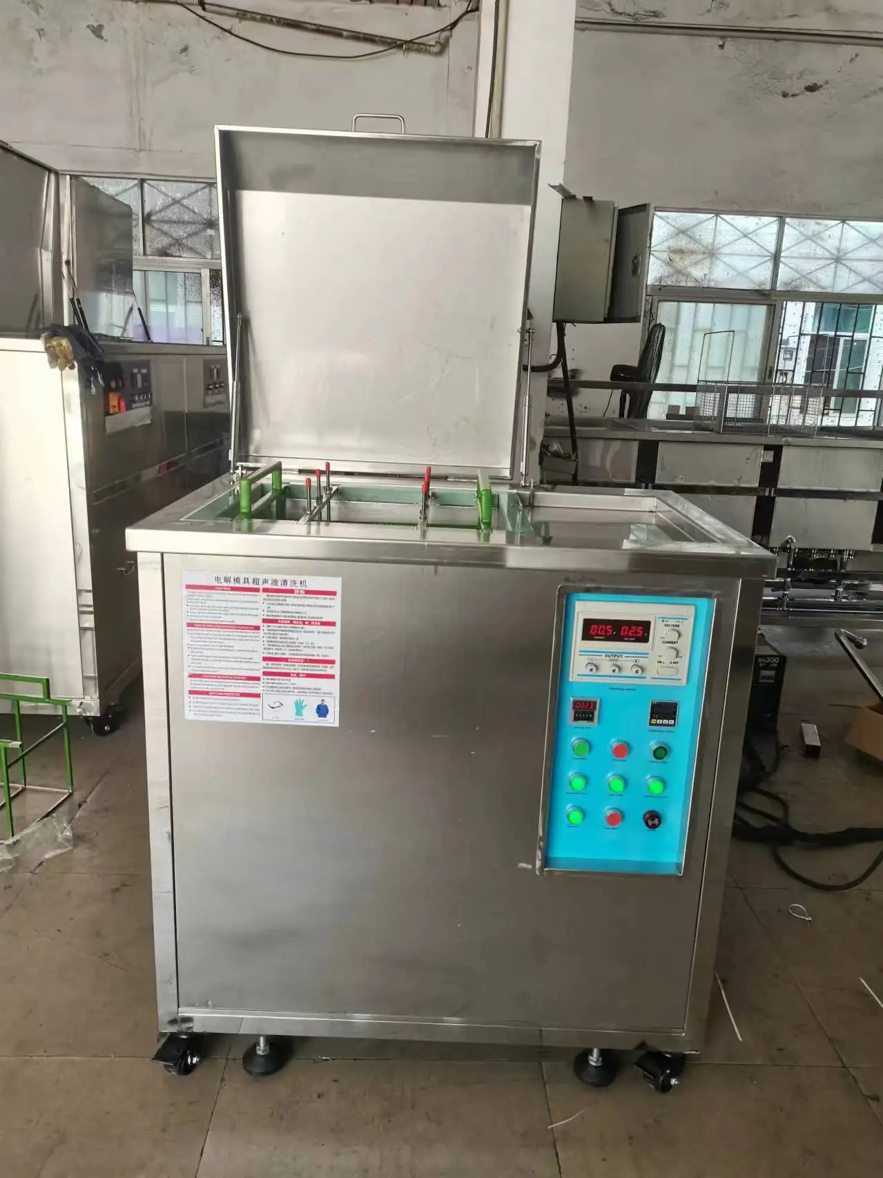 خدمة مخصصة للأدوات الصناعية 120L 28K معدات التنظيف بالموجات فوق الصوتية