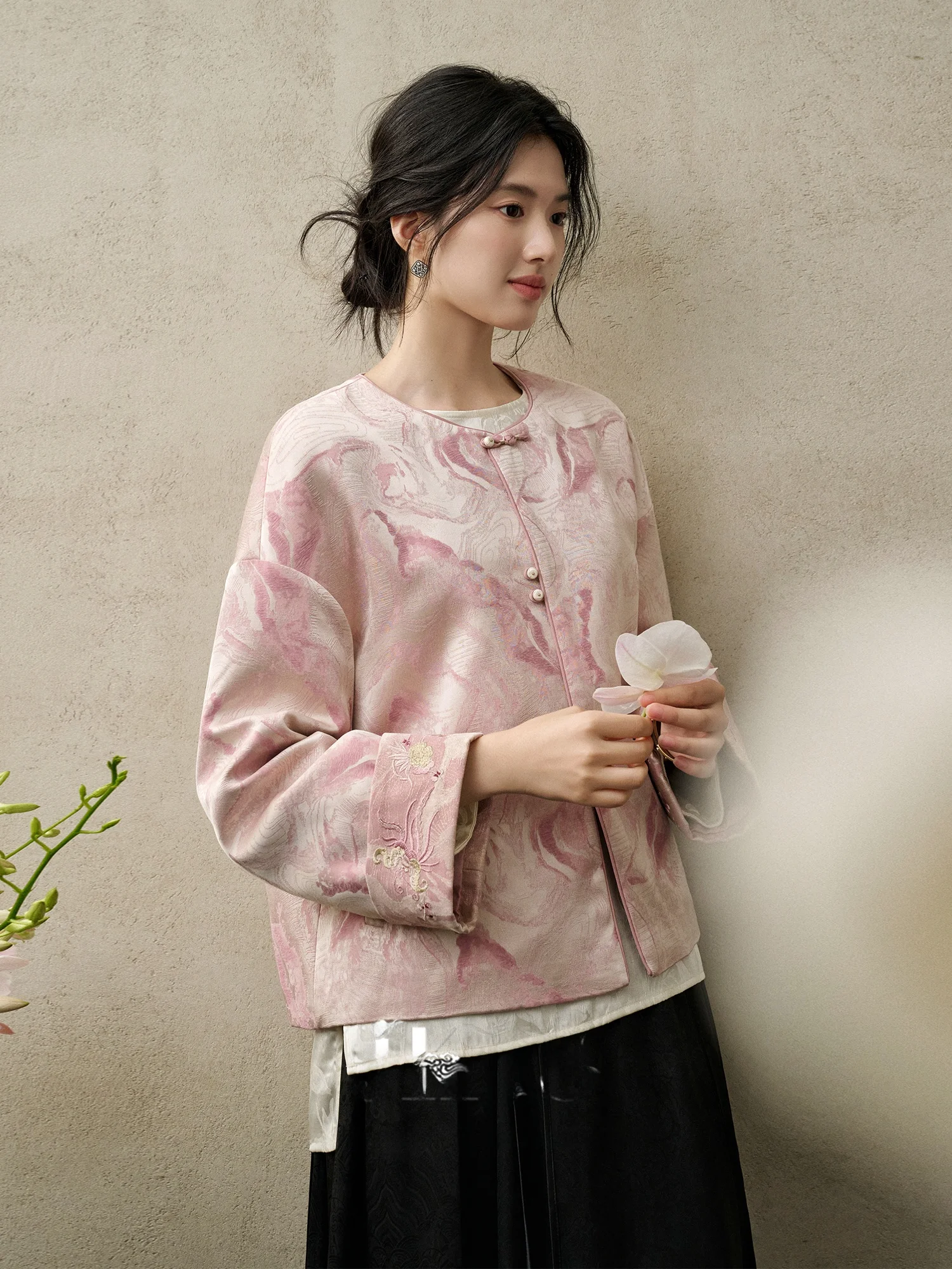 

New Chinese Sle Embroidered Jaet with Golden Tead Design Sensation Small ence Satin Surface Women's Top Coat