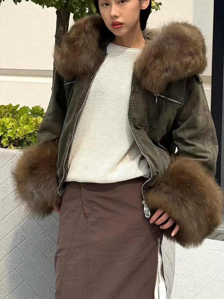 Une veste de travail ample, épaisse et chaude avec un col et une capuche en laine verte militaire pour l'automne et l'hiver de 2025