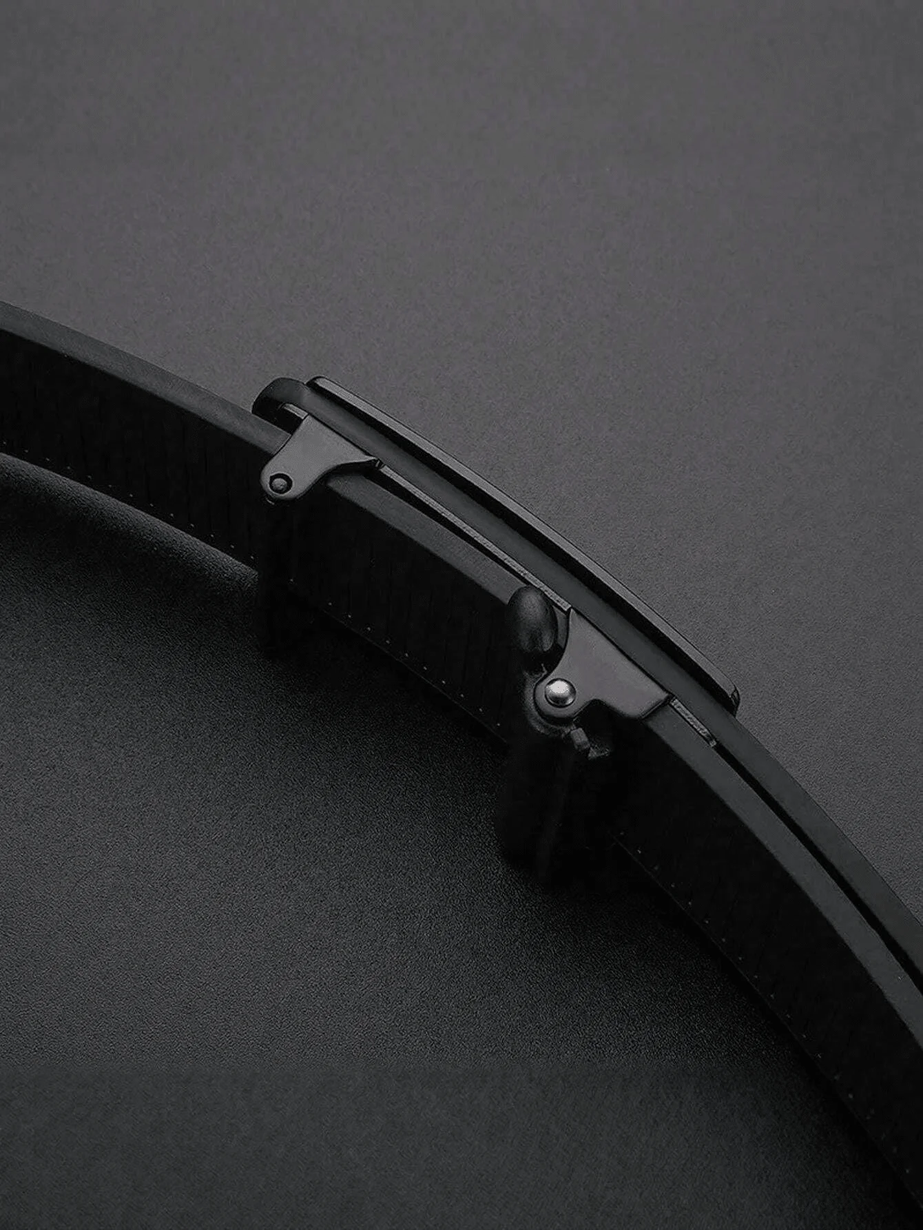 Męski pasek biznesowy ze stopu, automatyczna klamra, modny pasek, luksusowy pasek do jeansów, skóra PU wysokiej jakości, kolor losowy