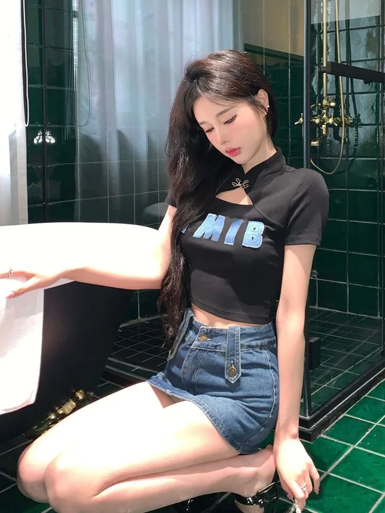 NUOMICI Korte mouwen T-shirt Voor Vrouwen 2025, Zomer Brief Gedrukt Top Holle Cheongsam Kraag Sexy Slanke Korte Dameskleding