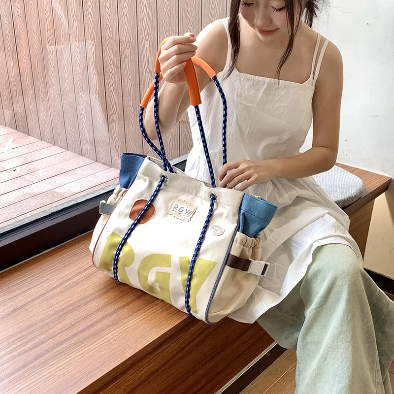 

2025 Новая корейская сумка-тоут Ins, женская модная универсальная сумка с цветными блоками на плечо, повседневная сумка большой емкости