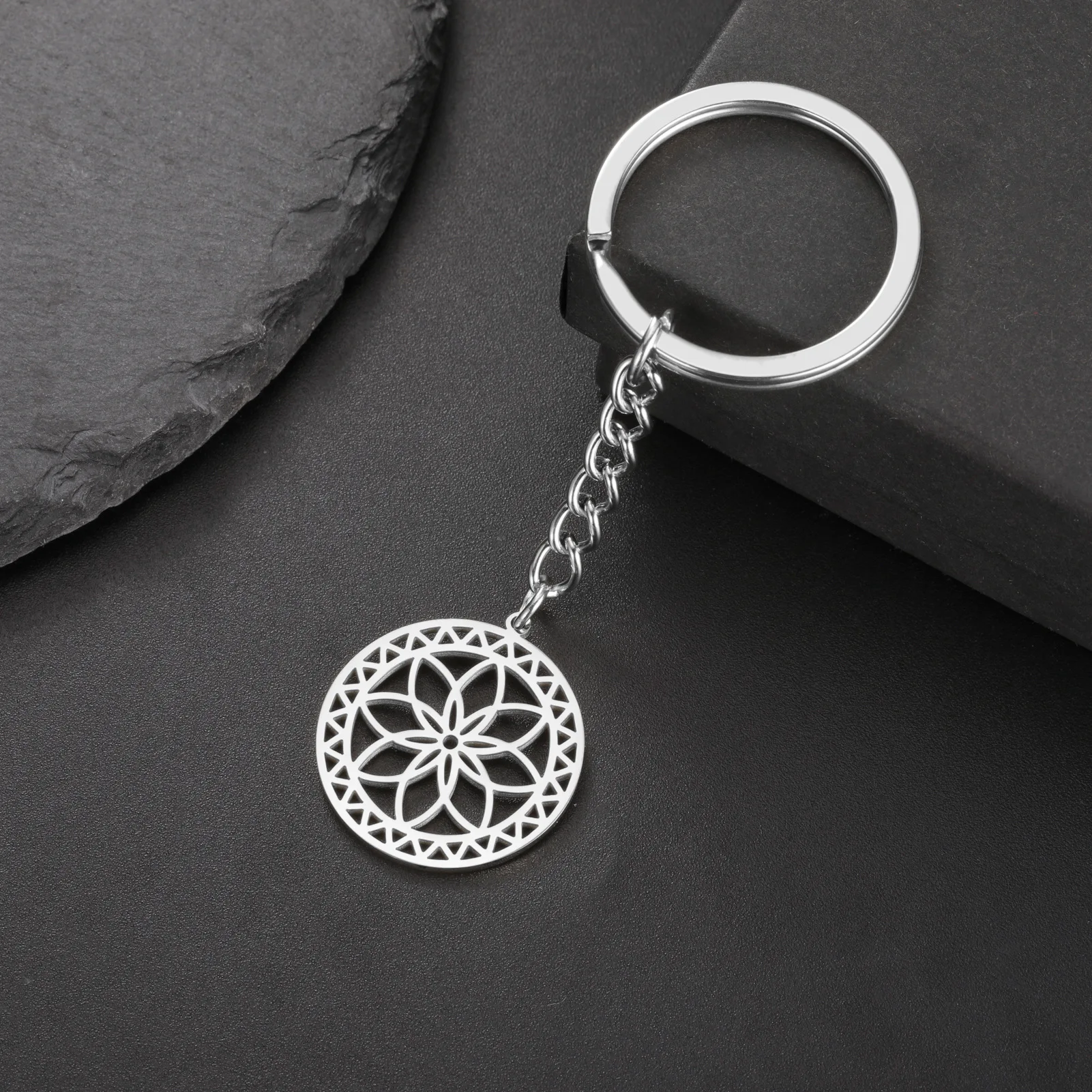 New fashionable stainless steel round hollowed-out everlasting flower pendant keychain, simple and versatile car bag key chain p