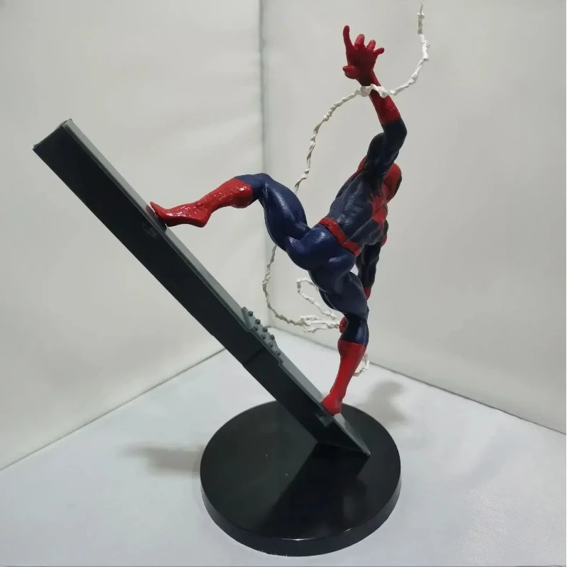 23 cm Avengers PVC Arrampicata su parete Spider Man Action Figure Modello da collezione Decorazioni Ornamenti per il desktop Regali