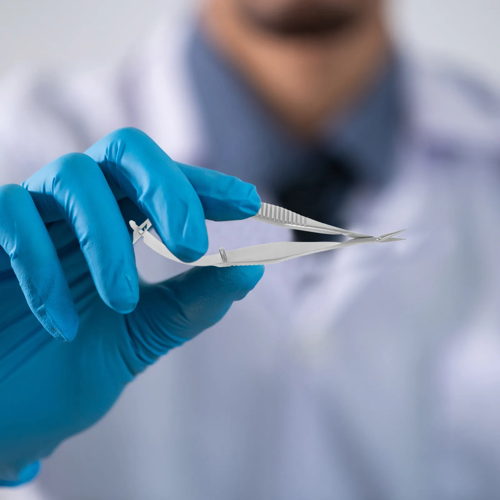 Nożyczki ze stali nierdzewnej z ostrym końcem, precyzyjne okulistyczne nożyczki do powiek i kanty, wielokrotnego użytku, metalowe narzędzie chirurgiczne klasy medycznej.