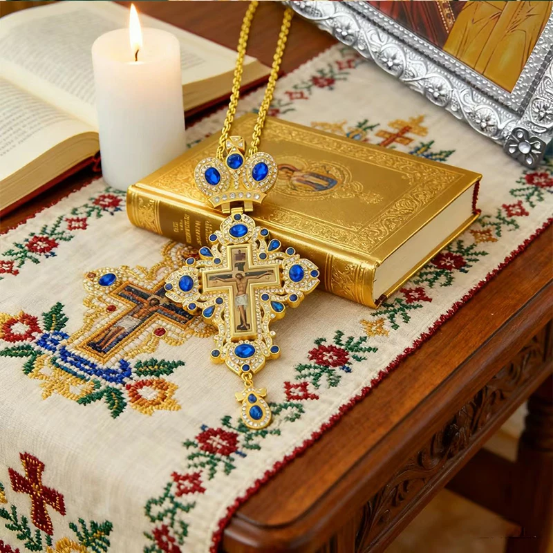 Vergoldetes Orthodoxes Brustkreuz mit blauer Kristalleinlage und Kruzifix-Ikone, Hochwertiger liturgischer Schmuck für Priester in der Kirche – Detail 7