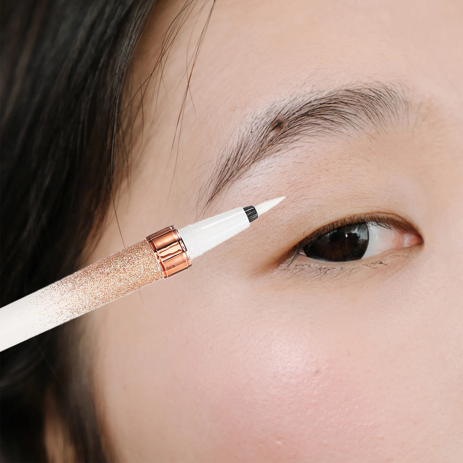 Czarny eyeliner w płynie w pisaku, wodoodporny, długotrwały, z cienką końcówką pędzelka, wysoka pigmentacja, łatwy w aplikacji, do precyzyjnego makijażu oczu z efektem kociego oka, do codziennego makijażu.