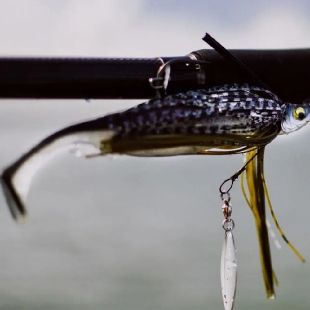 Señuelo Buzzbait Chatter con falda de silicona y borla marina