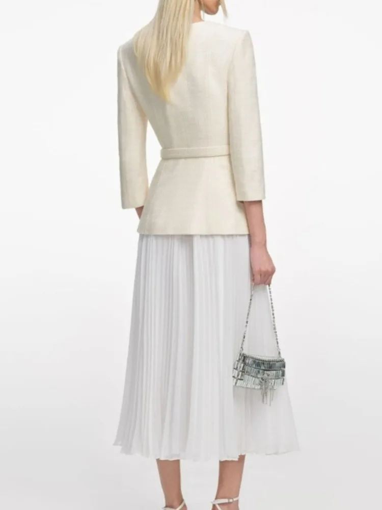 เดรสแฟชั่นผู้หญิง QMQA แบบต่อผ้าสองชิ้นปลอม ดีไซน์หรู คอเหลี่ยม แขนยาว มีเข็มขัด จับจีบ รุ่นใหม่ปี 2026 รหัสสินค้า M1010