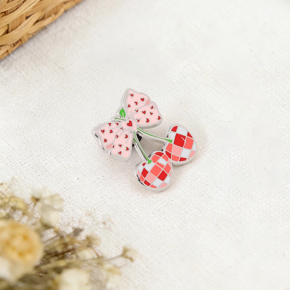 Niedliche karierte Kirschschleife Emaille-Brosche, rosa herzförmiges süßes Frucht-Abzeichen, Kawaii-Modeaccessoire, Valentinstagsgeschenk – Detail 10