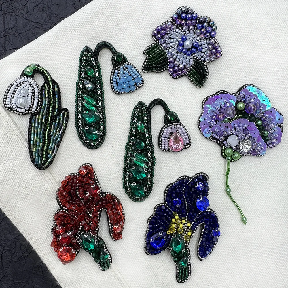 

Ручная работа: вышитая бисером тканевая нашивка в виде цветка-утиного хвоста для ветряных колокольчиков