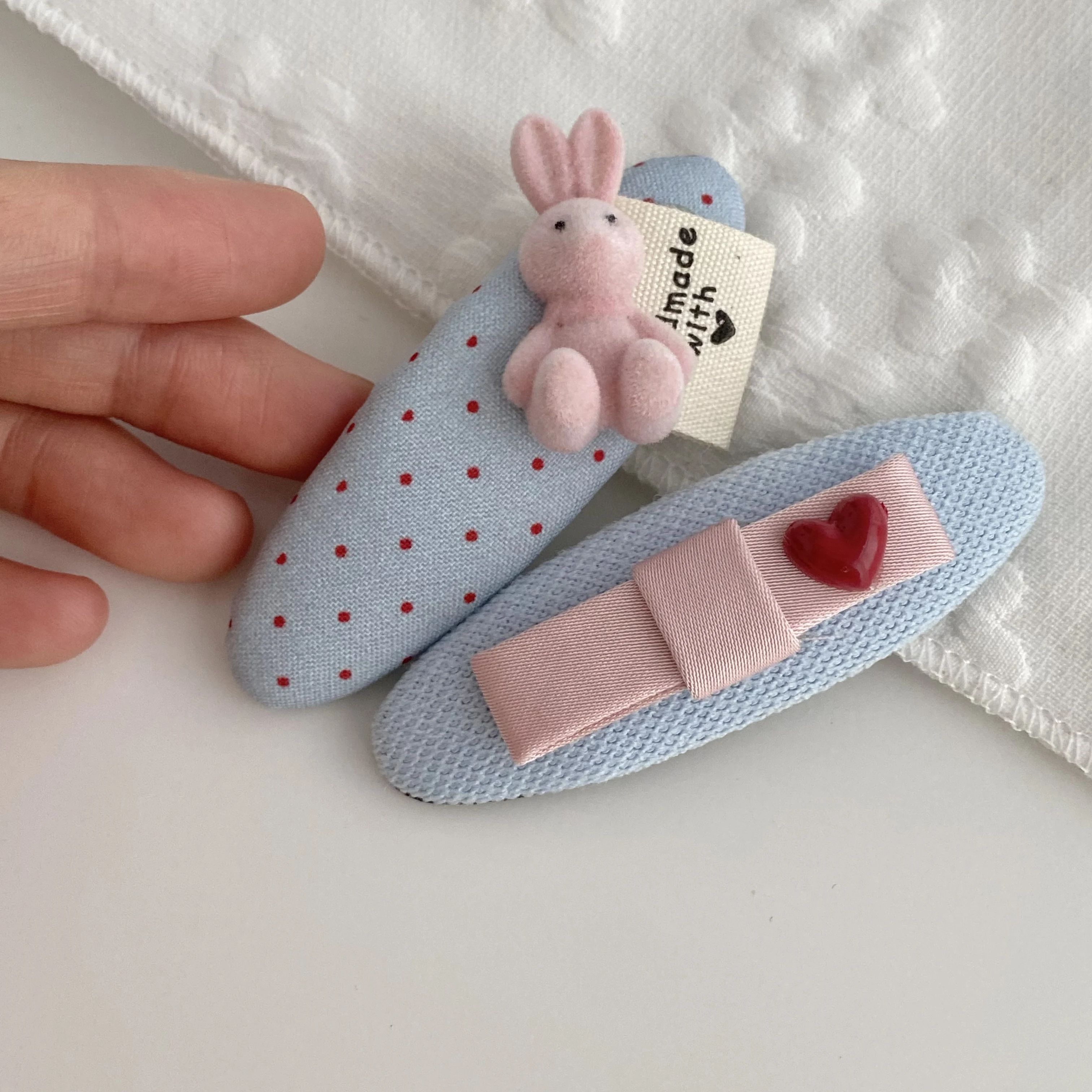 2er-Set niedliche blaue Stoff-Haarspangen mit rosa Hasen- und Herz-Dekor, süße gepunktete Entenschnabel-Clips für Mädchen, hübsch für den Alltag – Detail 4