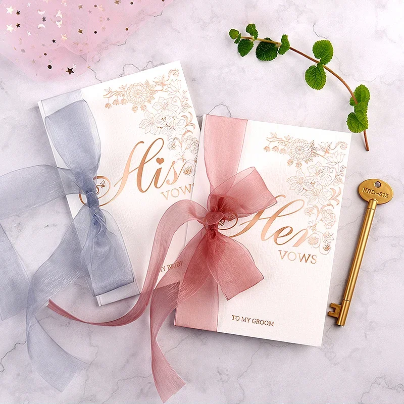 

2pcs Wedding Favors Bride and Groom Wedding Vows Pink Oath Card Romantic Gold Key Decoration with Pen Book His & Her Photo Props