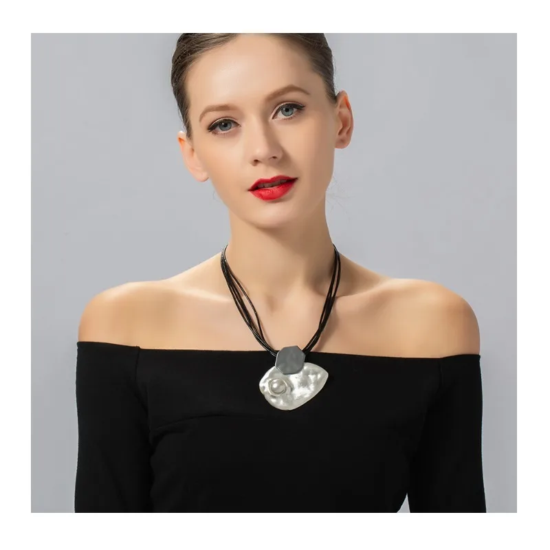 

Popular Personality Fashion Simple Irregular Geometric Pearl Ladies Alloy Short Necklace