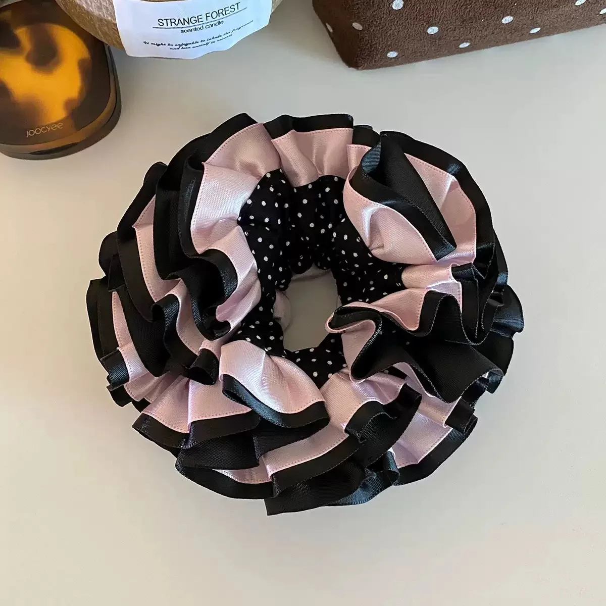 Rosa gepunktetes Haargummi – Ein elegantes Haaraccessoire im Ballett-Stil für elegante Duttfrisuren. – Detail 5