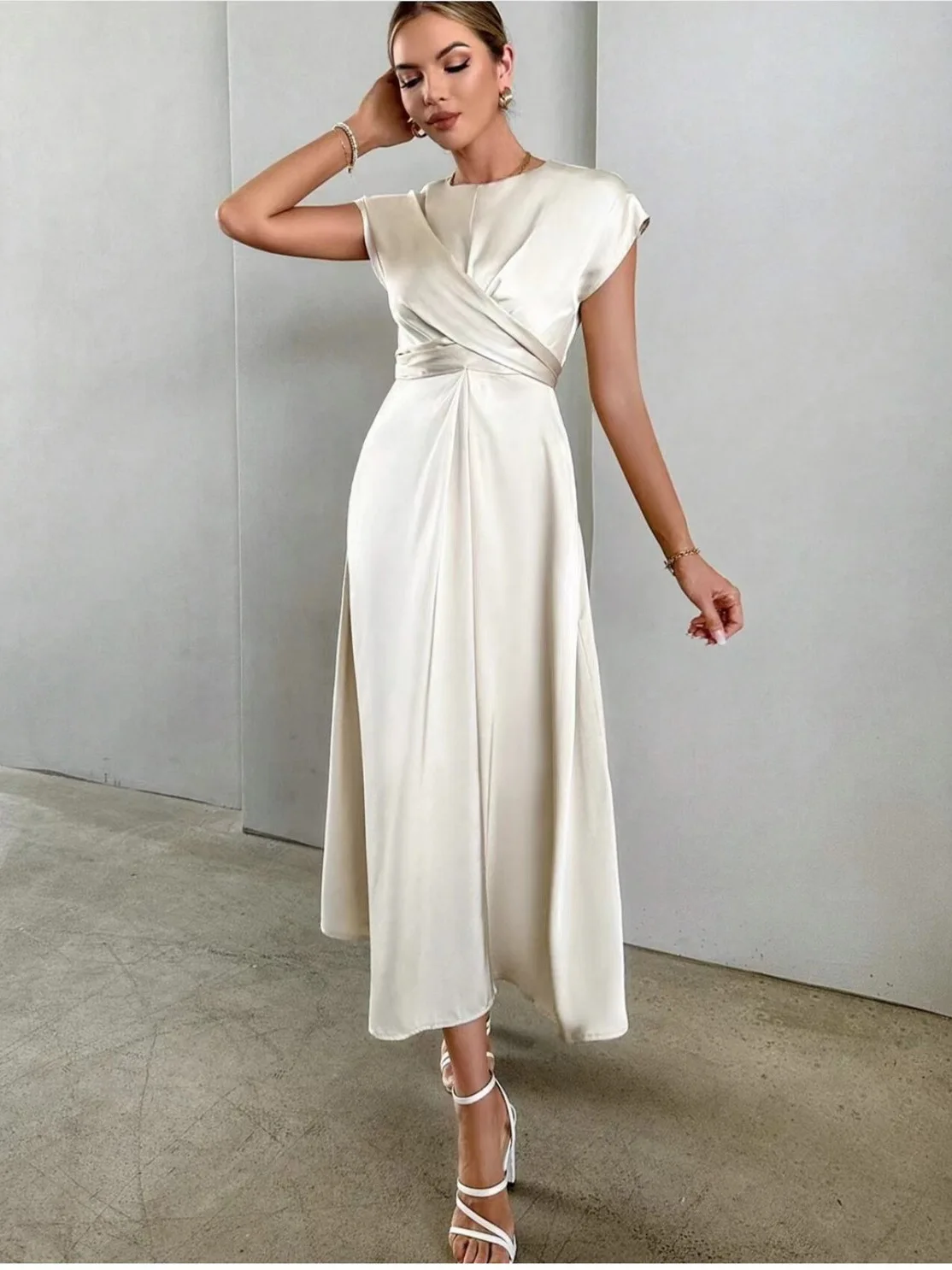 فستان نسائي صيفي بأشرطة راقية من الساتان بأكمام قصيرة أنيق وخفيف للحفلات المسائية