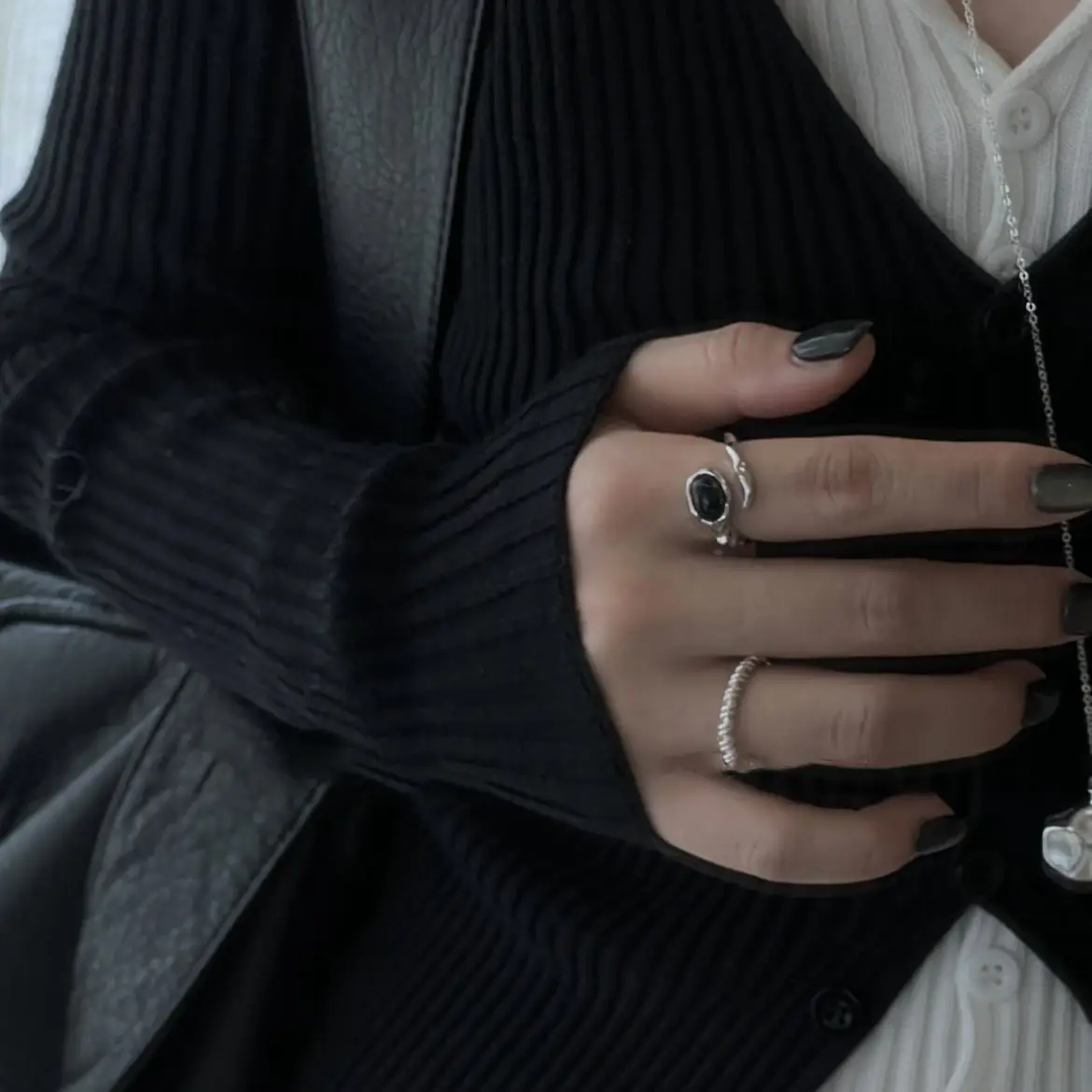 

Кольцо с черным агатом в европейском и американском стиле, женское, простое, универсальное, с оригинальным дизайном, модное.