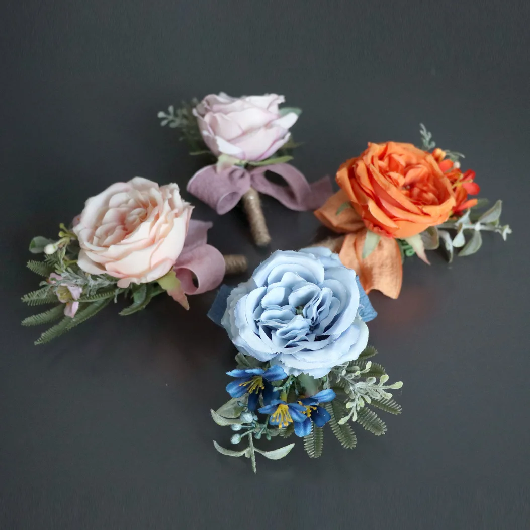 Boutonniere e corpetto da polso braccialetto rosa simulato per gli ospiti della celebrazione di apertura della sposa della foresta europea e americana